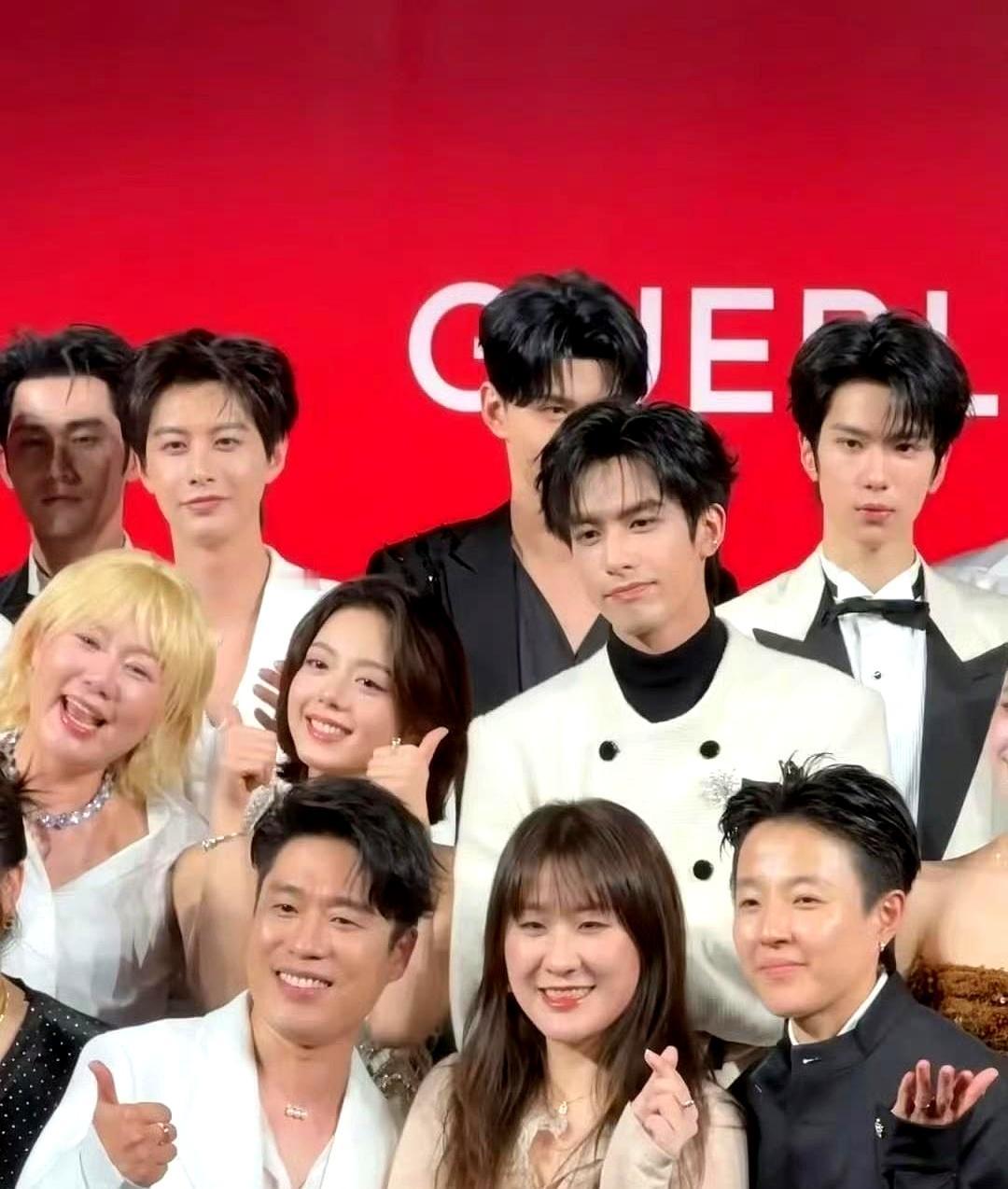 宋威龙被前公司踢出门时，圈里人都当他凉了。
 

顾漫偏把宝押在他身上，一句“外