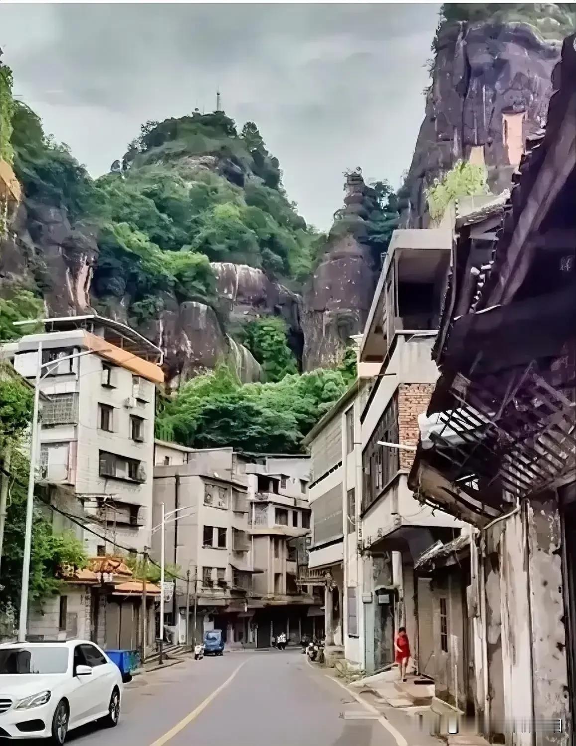 #寻找热爱表达的你#广东的北大门坪石镇，粤湘交界之省界魅力小镇。

小镇属典型的