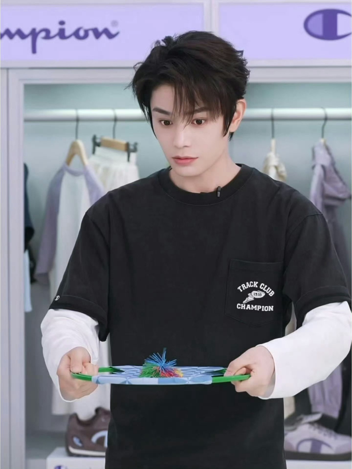 今晚丁禹兮直播状态超棒，造型清爽利落，少年气拉满