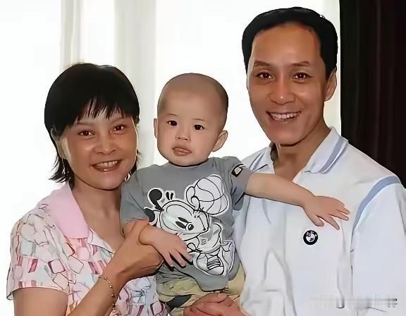 冯远征与梁丹妮和孩子的合影。不少看到照片的人十分惊讶，因为这对夫妻是大众熟知的丁