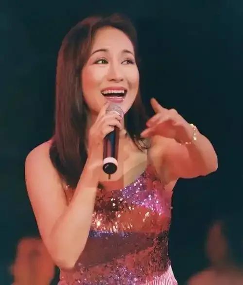 郑绪岚宛如一只灵动的百灵鸟，从胡同中展翅高飞，怀揣梦想奔赴大洋彼岸。在异国他乡寻