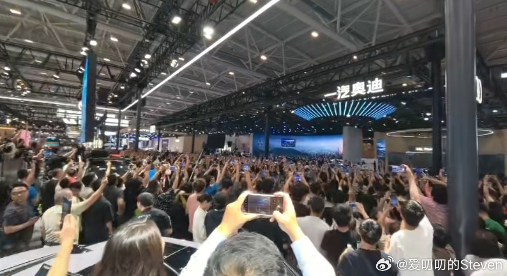刘德华为一汽奥迪站台，水泄不通…… ​​​