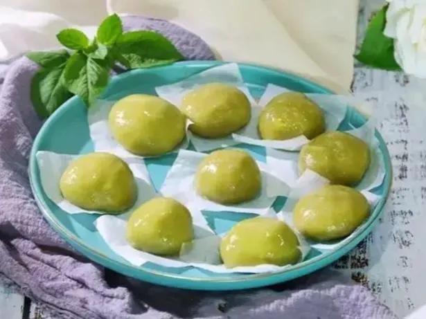 清明节快到了，早上在大门口遇到要去上山祭祖的邻居，带了两大挑祭祖的物品和糕点。潮