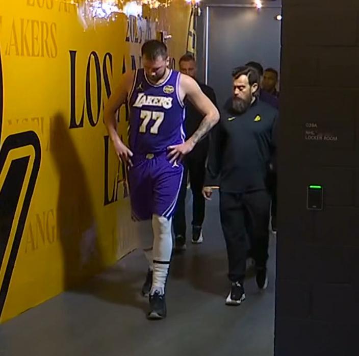 坏了！！腿筋！！湖人