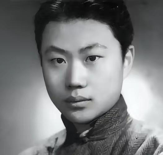 1955年，王元化疯了22年，妻子张可始终没走，后来，张可突然瘫了，王元化反过来