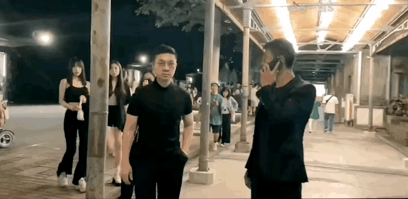 许雅钧这身材健壮威武，一看就是健身达人+拳击好手，三角肌、肱肌、肱二头肌、肱三头