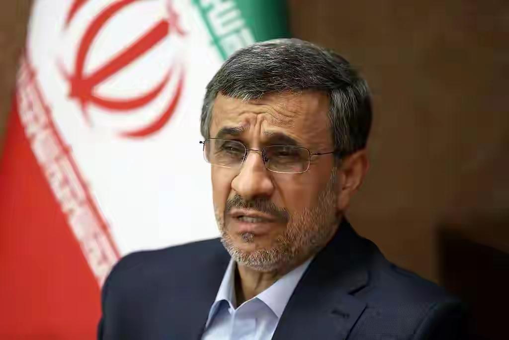 美以战机对德黑兰纳尔马克区的空袭行动，虽未直接命中伊朗前总统内贾德的住所，但距其