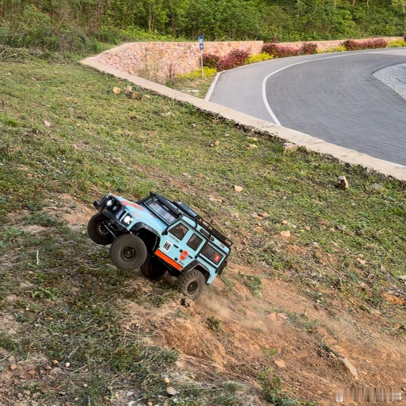 越来越发现这个RC模型玩起来还挺解压，一个土坡在那玩了半小时，冲坡和仿真慢爬居然
