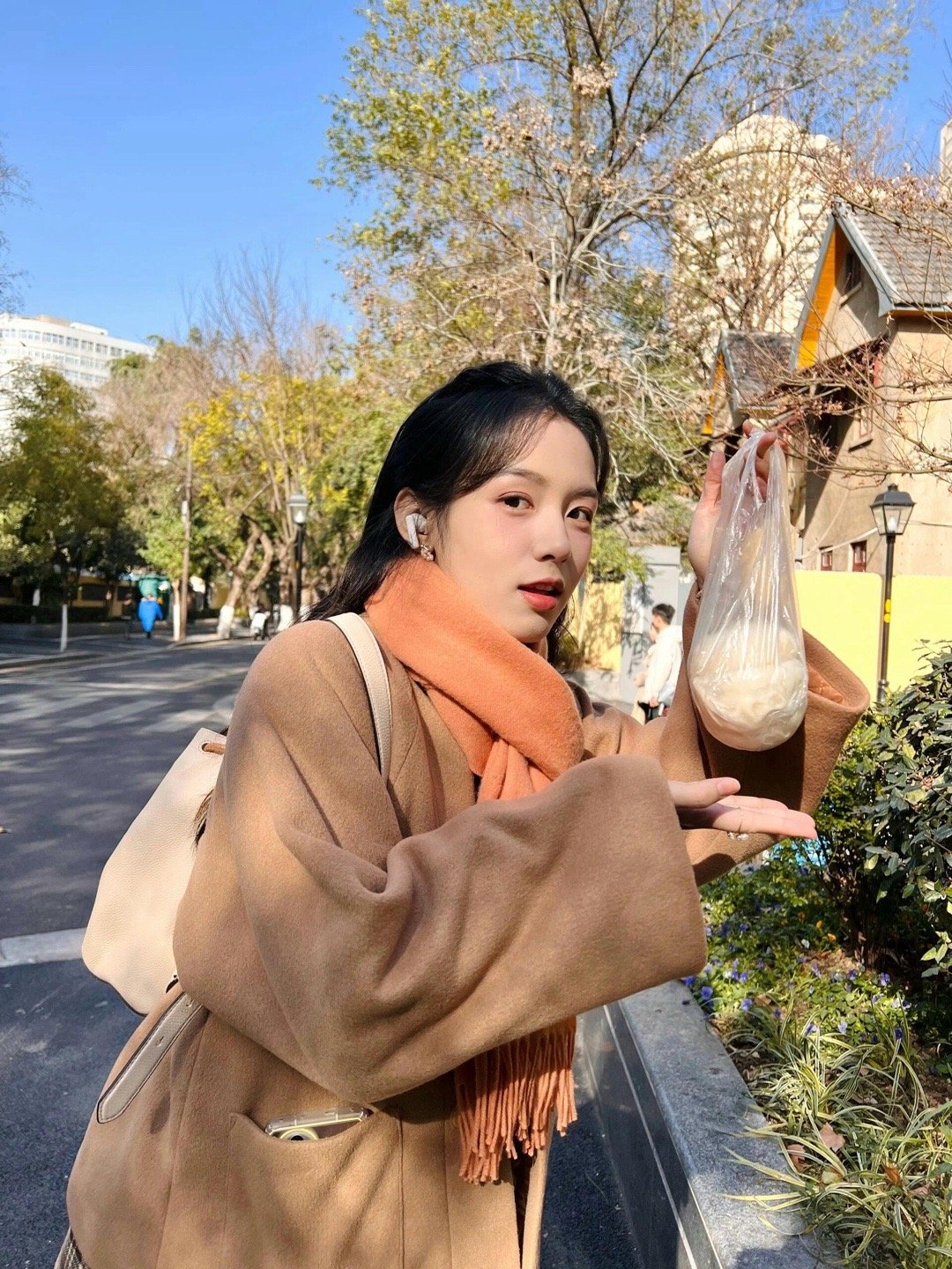 你是周也那她是谁 考古周也抽象视频，笑出眼泪！所以美女的日常是美一半、疯一半吗？