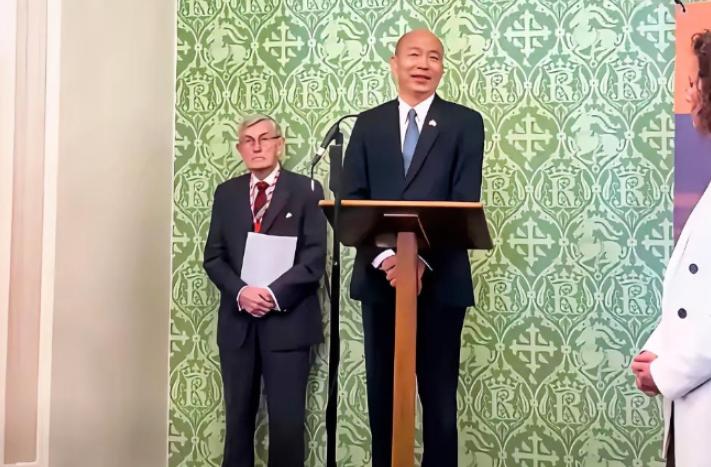 正在英国窜访的韩国瑜又干了一件让人目瞪口呆的事——他在英国议会的酒会上，用英文喊