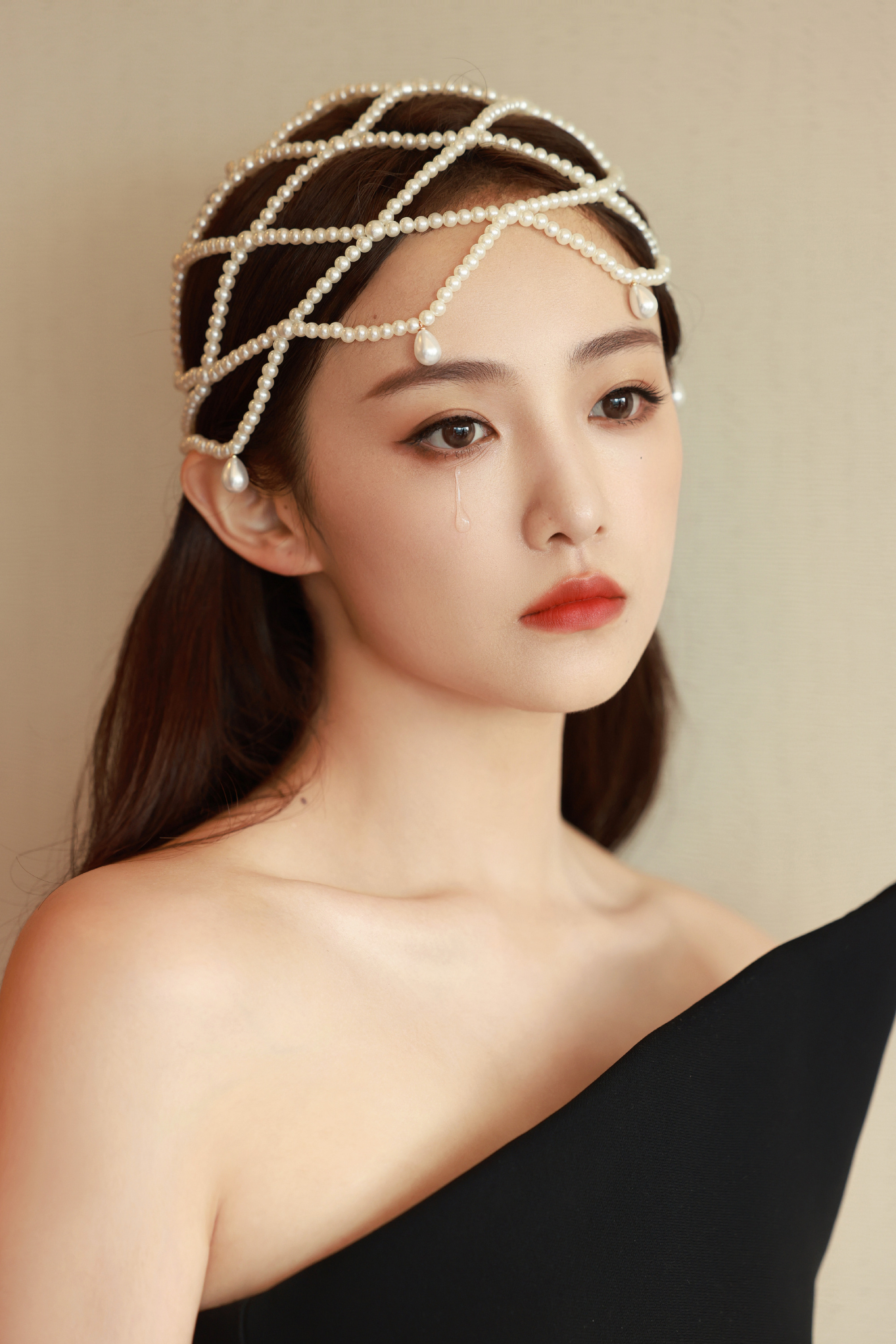 吴佳怡，红唇锁骨抹胸黑裙妆造，甜酷优雅的小姐姐。吴佳怡