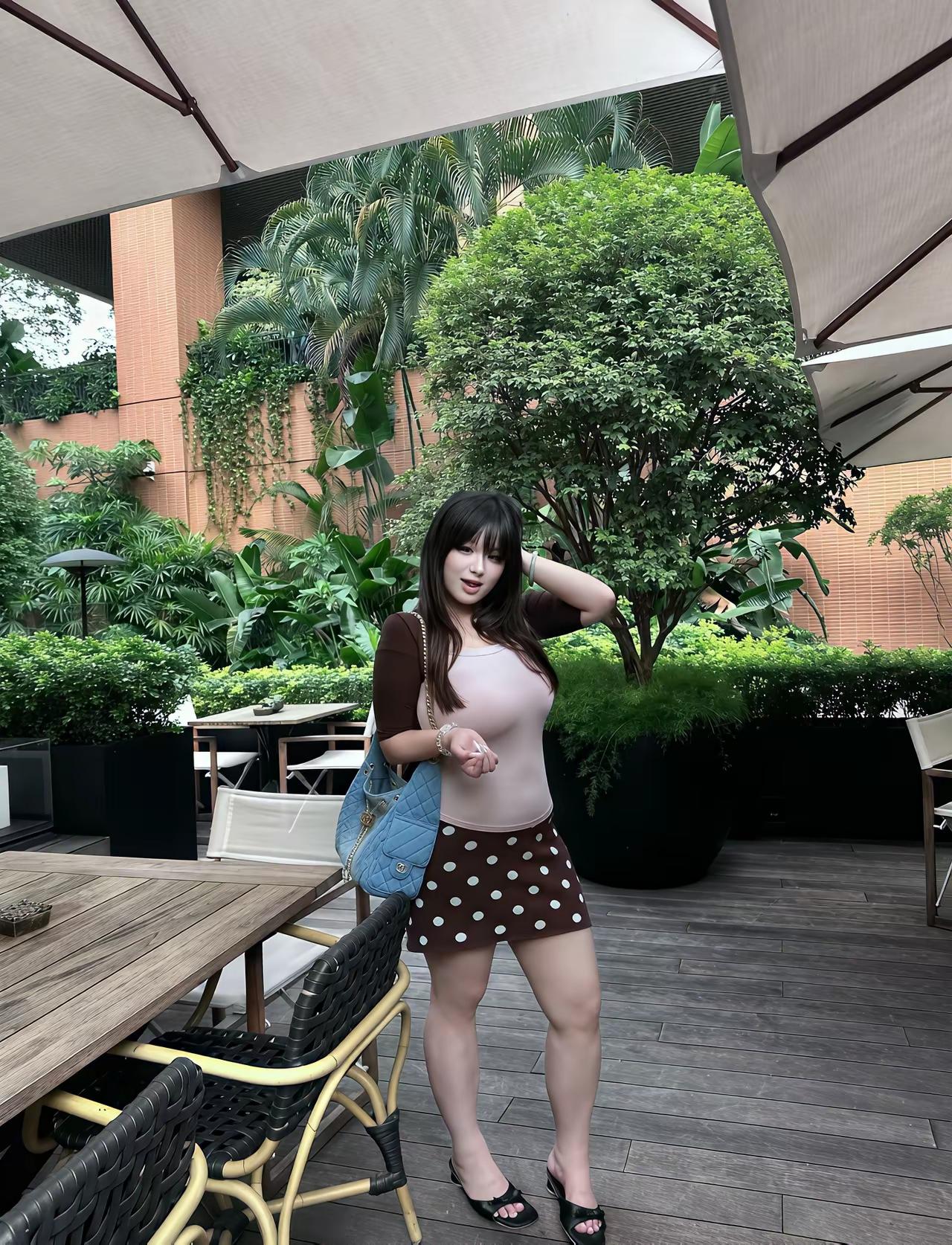 这女人绝顶的聪明。如果不是她使劲拽一路，手扶拖拉机跟本停不下来[赞][赞][赞]