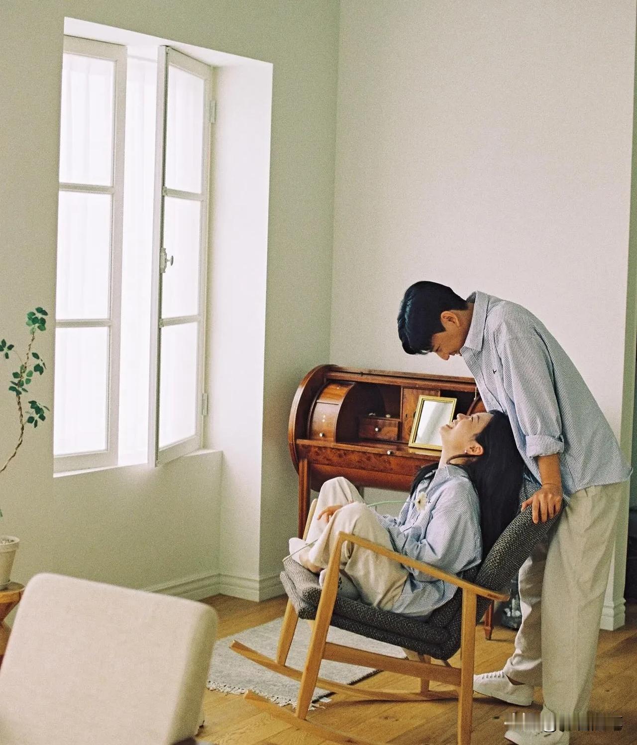 不必羞于启齿。
夫妻间的性。
本就是一件干净又珍贵的事。
 
很多人一谈及性，便