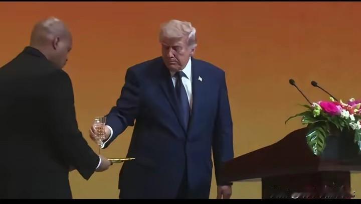 据说这是他第一次在公开场合饮酒，算是给足了东道主的面子，也说明了他此时的心情比较