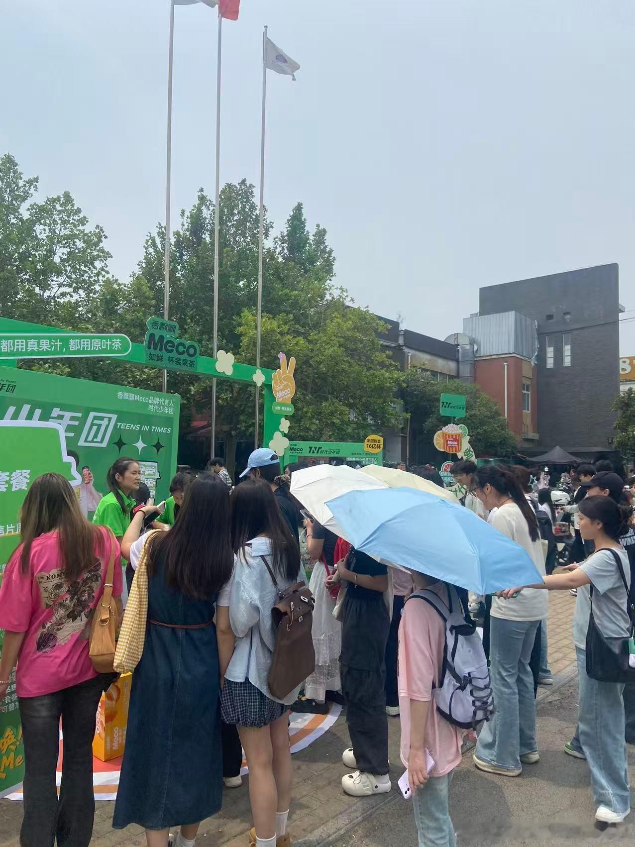 便利店阿姨哪见过这种场面OMG昨天逛超市发现饮品货架都快被香飘飘Meco占满了，