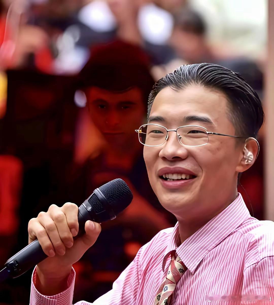 穷小子郭有才，十岁没妈，十三岁辍学，修过电动车，摆过地摊，两次创业全赔光。女友苏