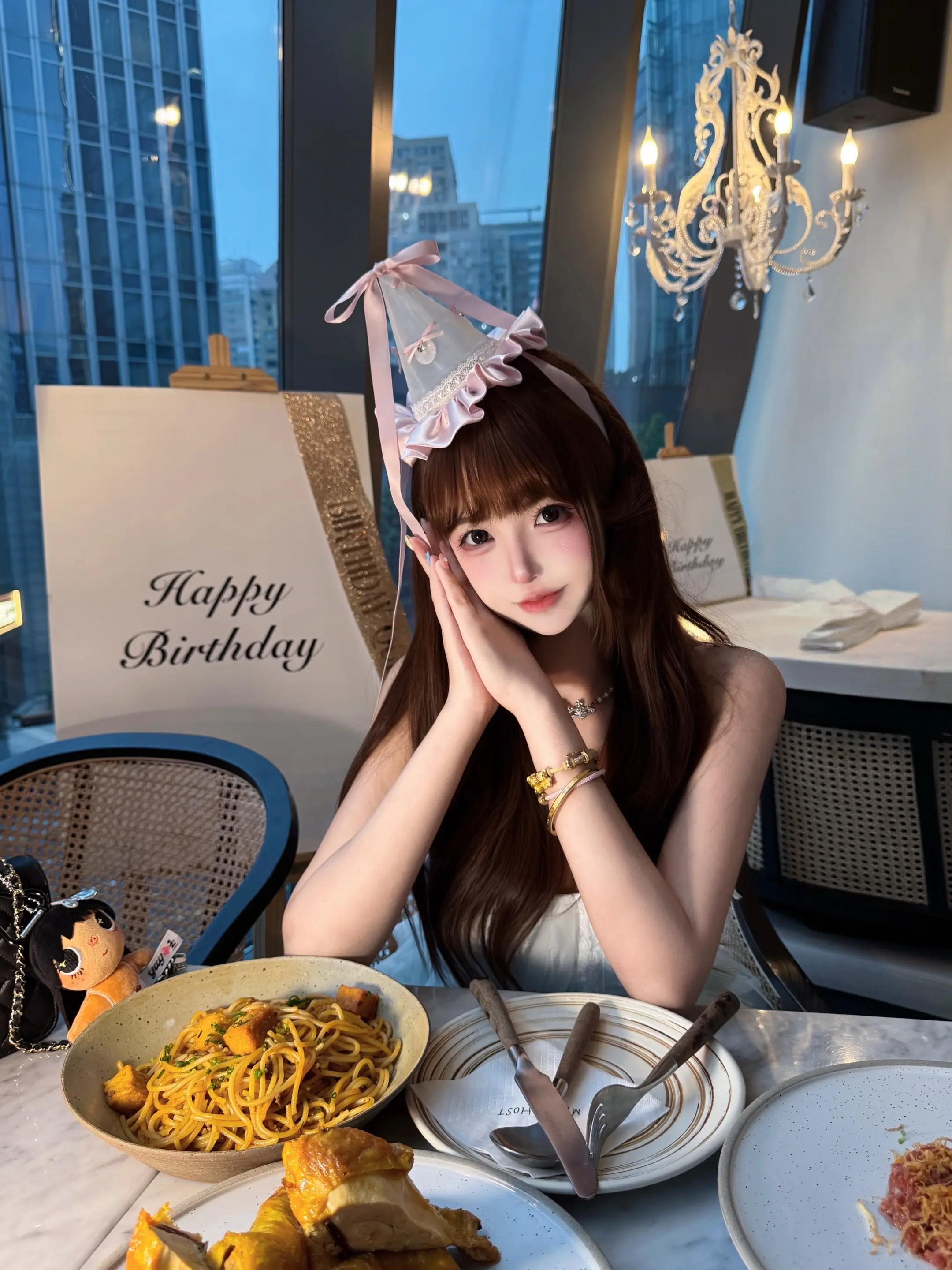 我希望自己幸福，不是和谁比较的幸福，而是踏踏实实，从心里面全都幸福.