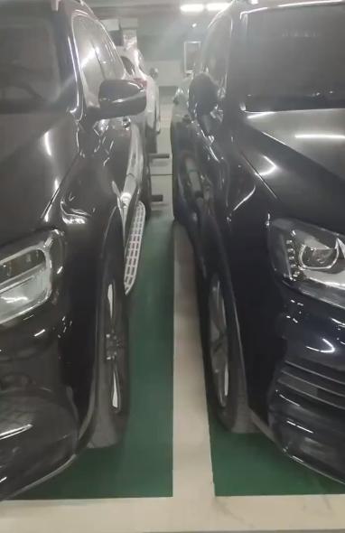 真的被我家车库邻居整得没脾气。
他就常年这么压线停车。
 死死贴着我这边的车位线