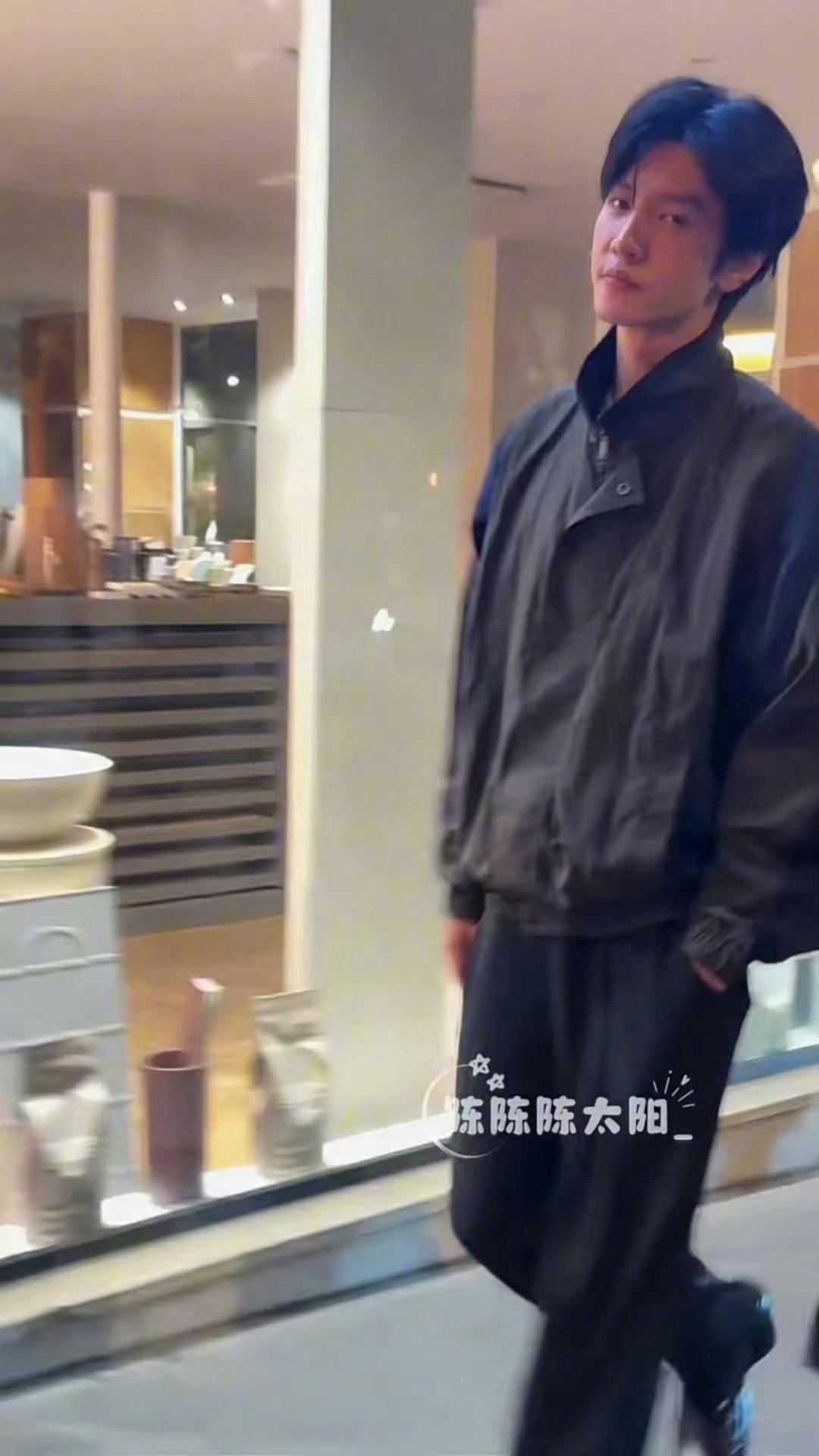 巴黎街头偶遇陈哲远散步巴黎街头偶遇陈哲远饭后散步！素颜顺毛造型出镜，松弛氛围感直