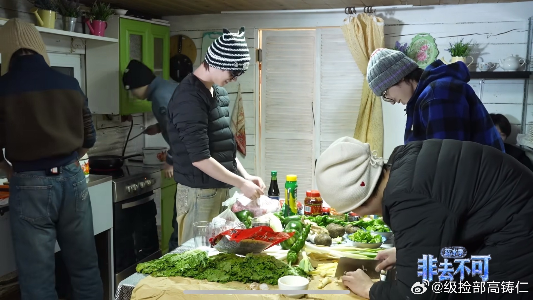 当你放学/下班回家打开门看到厨房有这么七个人在忙碌着，你的第一反应是什么 