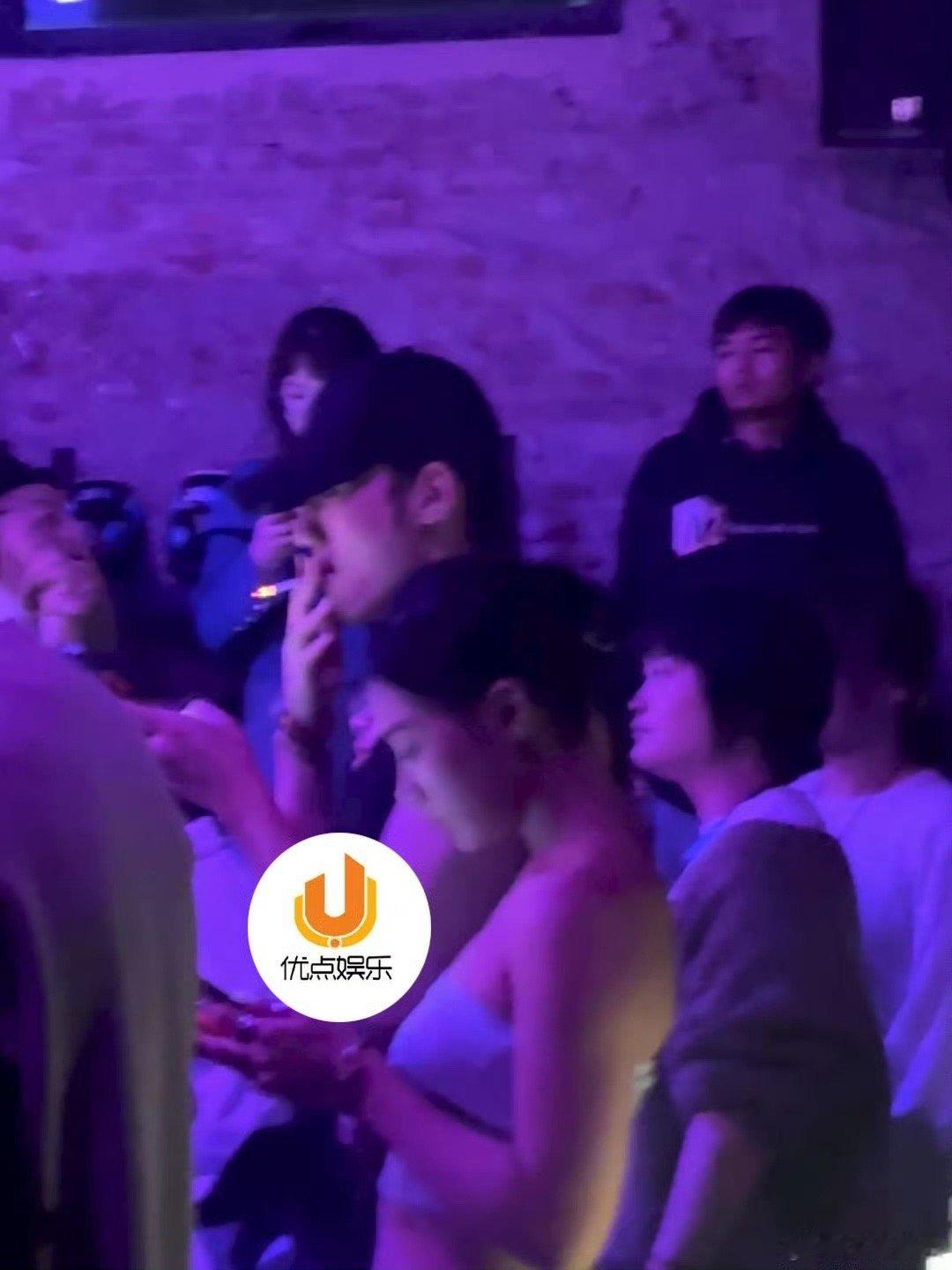 金莎男友牵手神秘美女泡吧金莎和男友刚官宣恋情时，还引来不少争议，毕竟年龄跨度有点