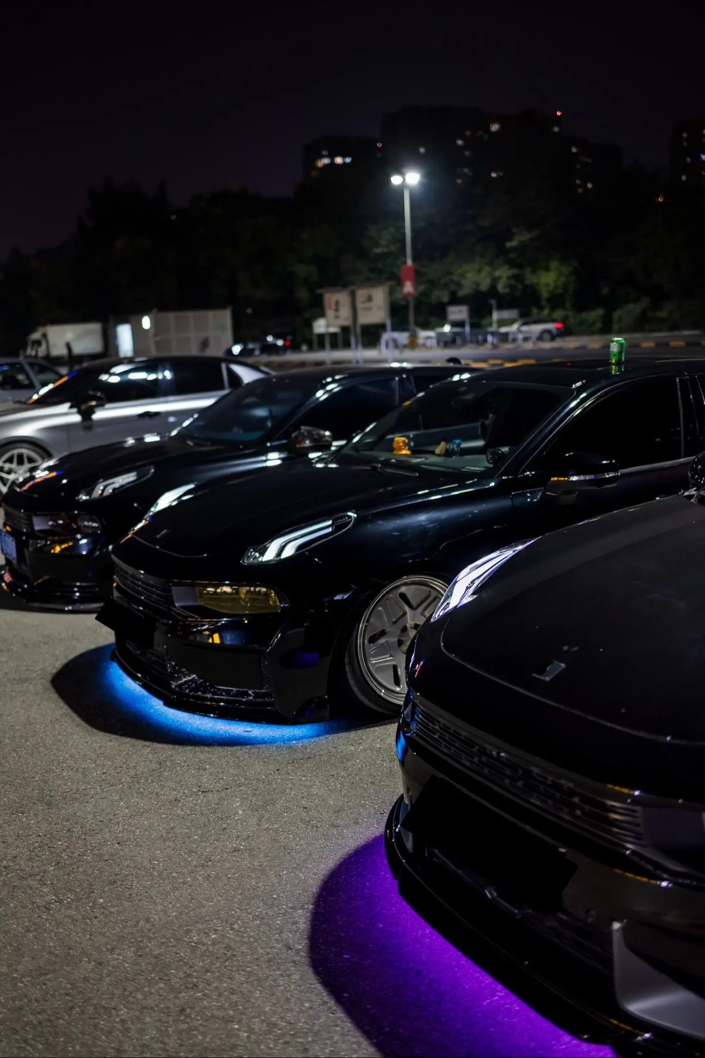 夜晚盖不住的心事 就让底盘灯去盖住吧。