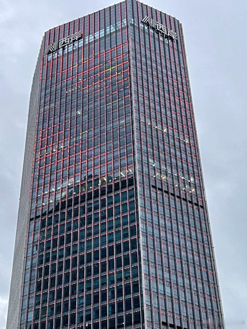 阿里巴巴、腾讯都正在这边，上海就是高楼大厦多，建筑也是风景。 ​​​