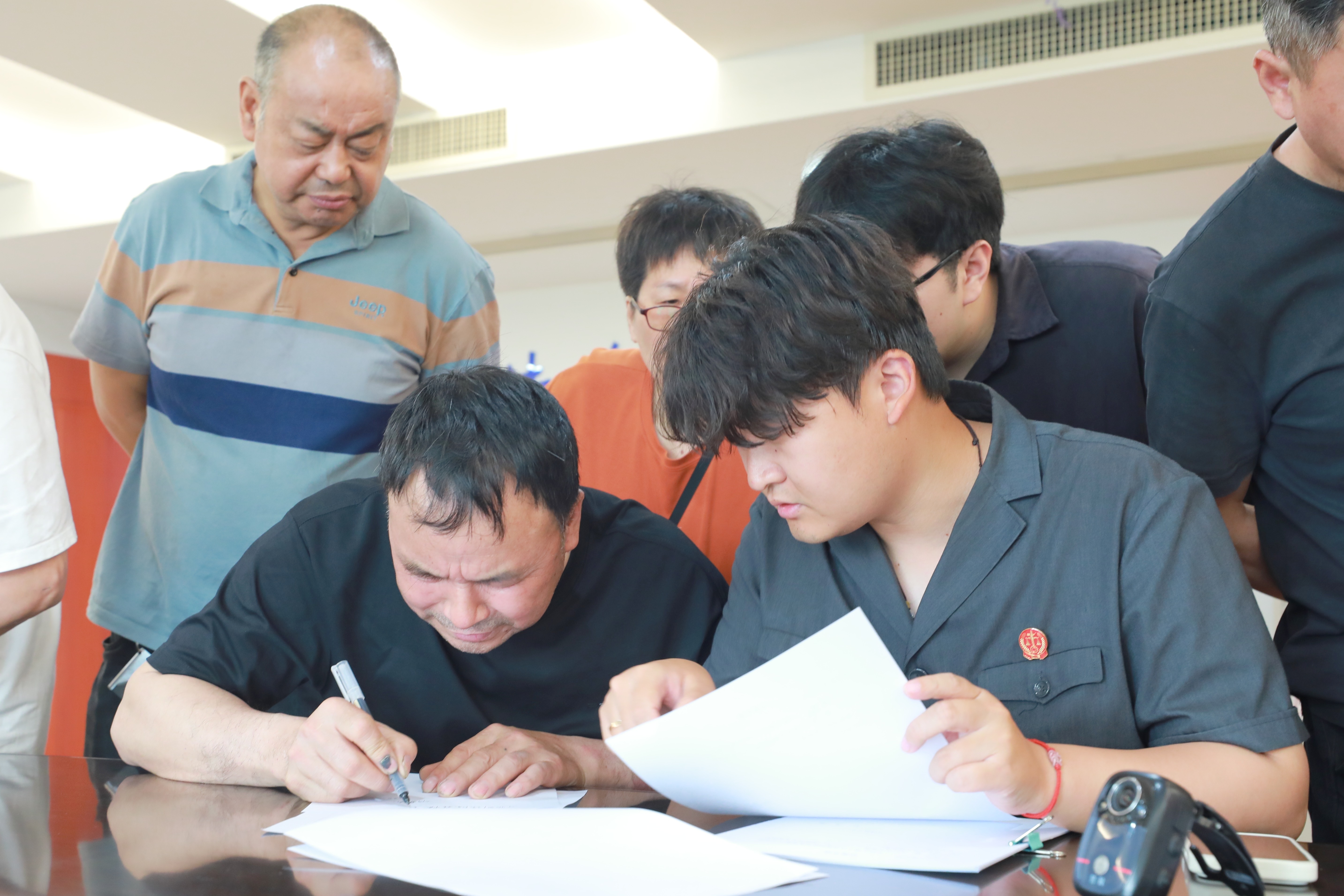 宜兴法院日前顺利执结了一起涉28名工人欠薪案件，全额兑付124万余元工人工资，切