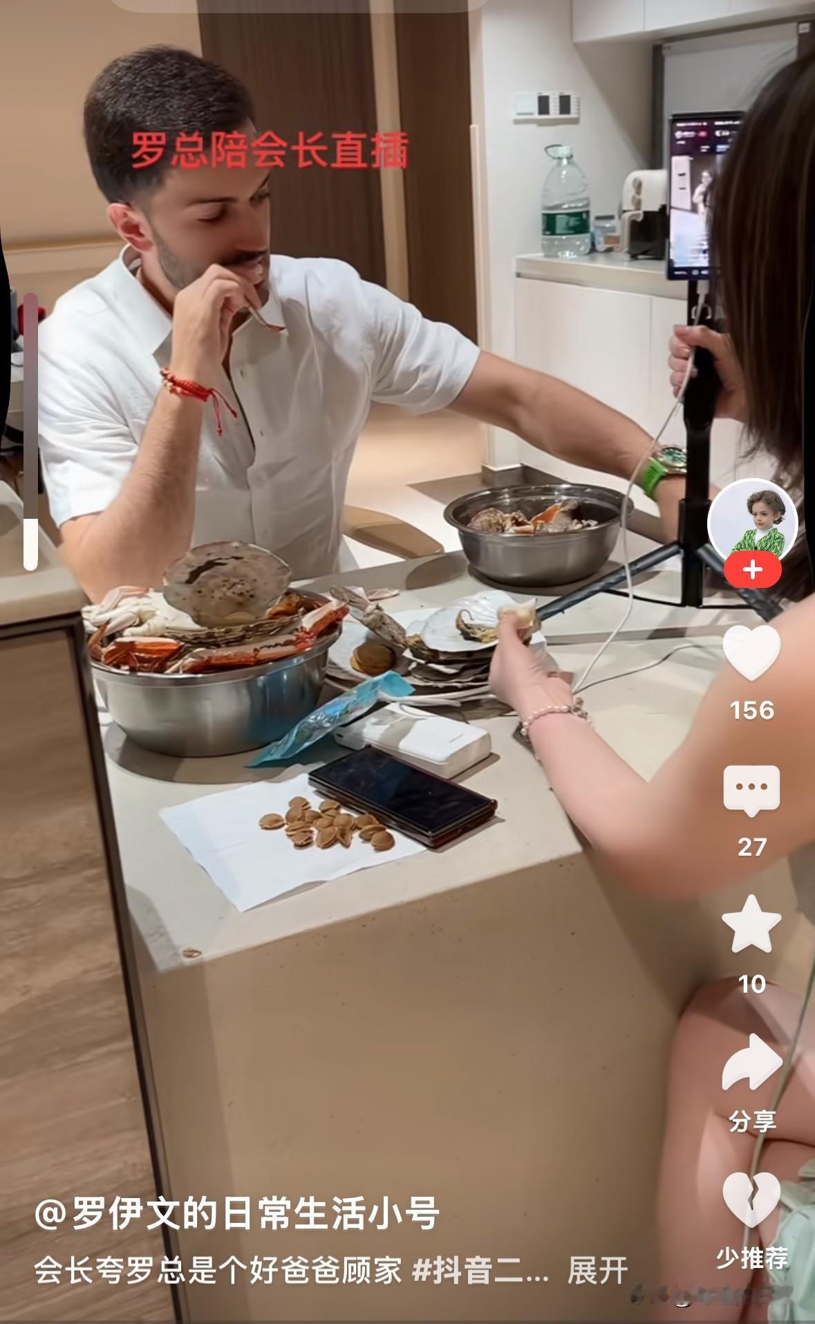 都分手了，还能像一家人一样坐在一起直播，真是佩服有钱人为了钱做出的努力，一切都可