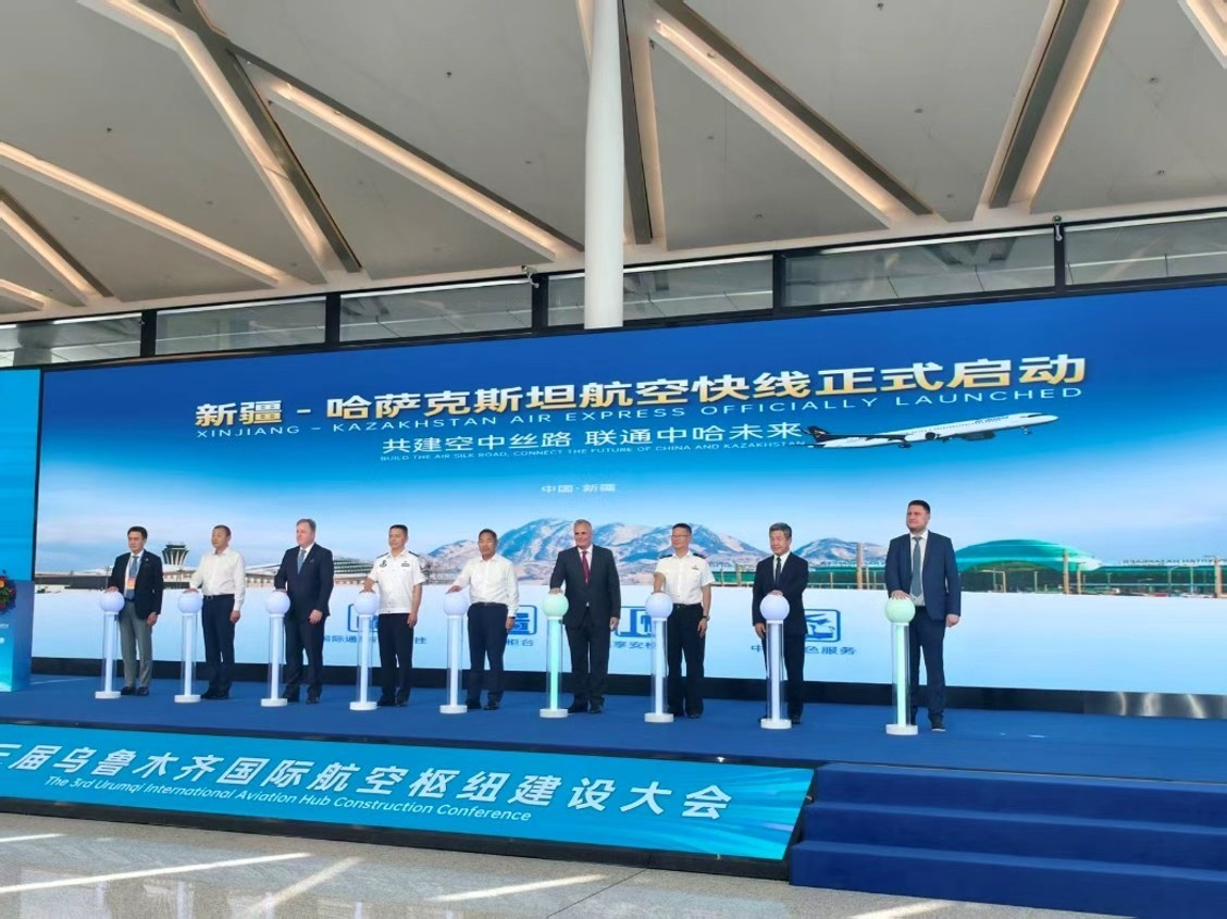 通行线·航空【飞狮航空新开阿克套=乌鲁木齐航线】近日，在第三届乌鲁木齐国际航空枢
