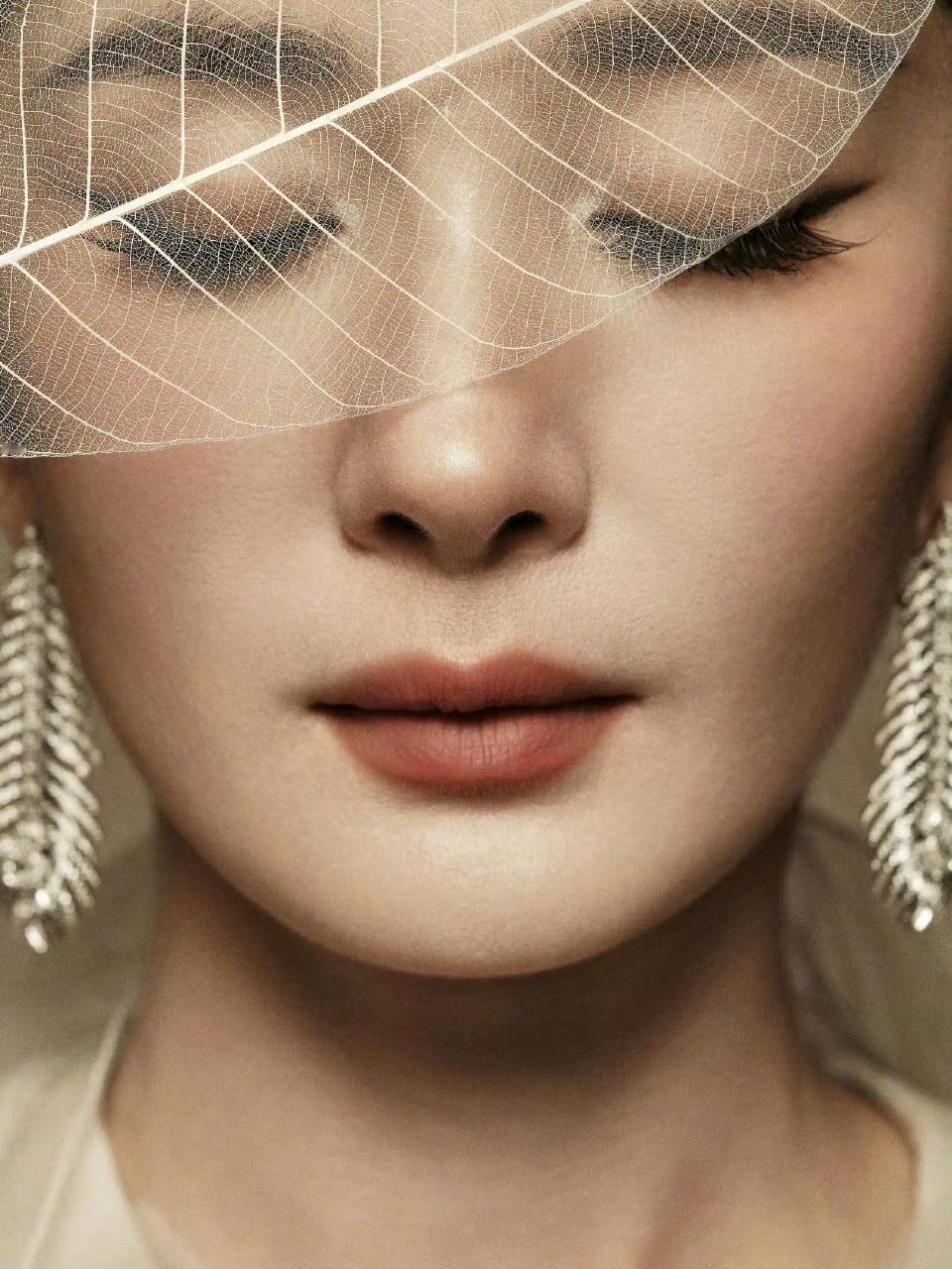 杨幂身穿Maison Margiela 2025秋冬高定搭配宝诗龙高级珠宝亮相W