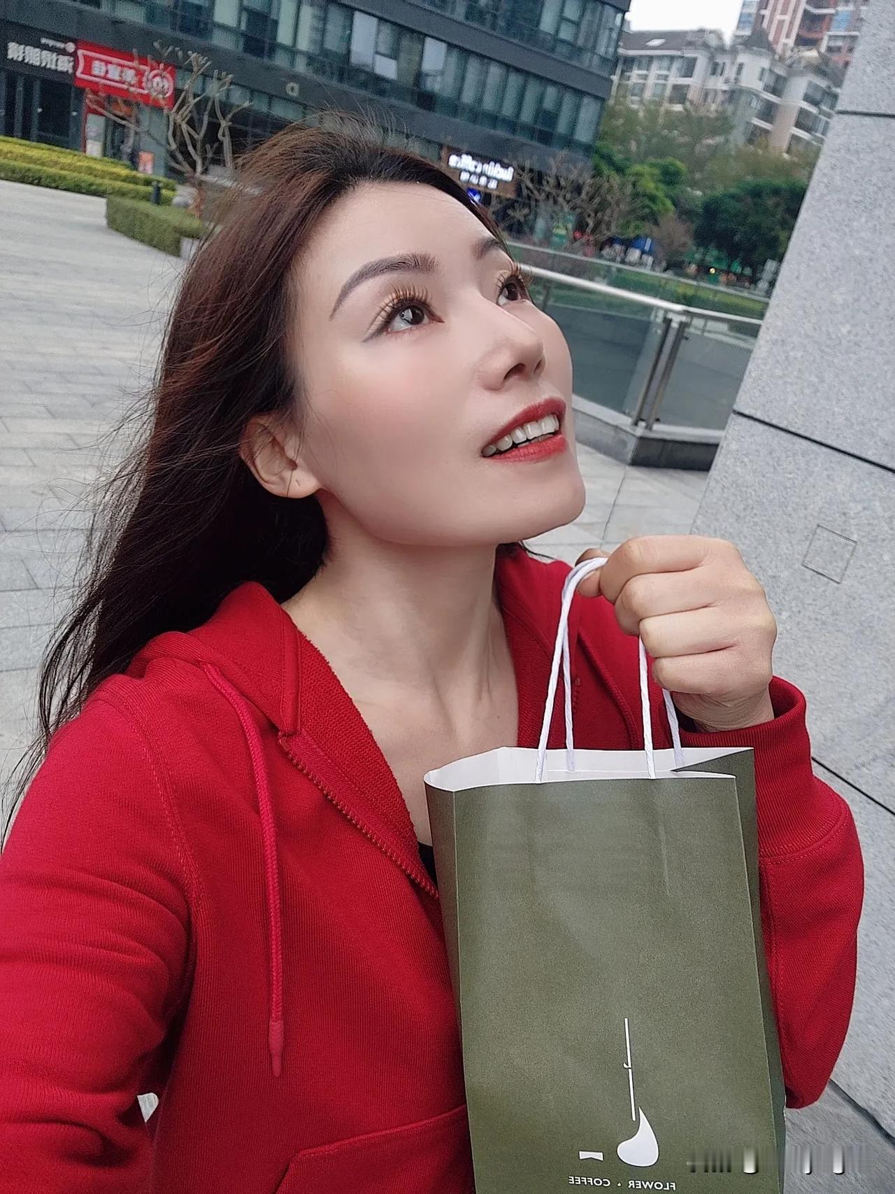 都说爱笑的人运气不会差，又是手气最佳，免费一杯100%纯果汁喔，心情美美哒！百纯