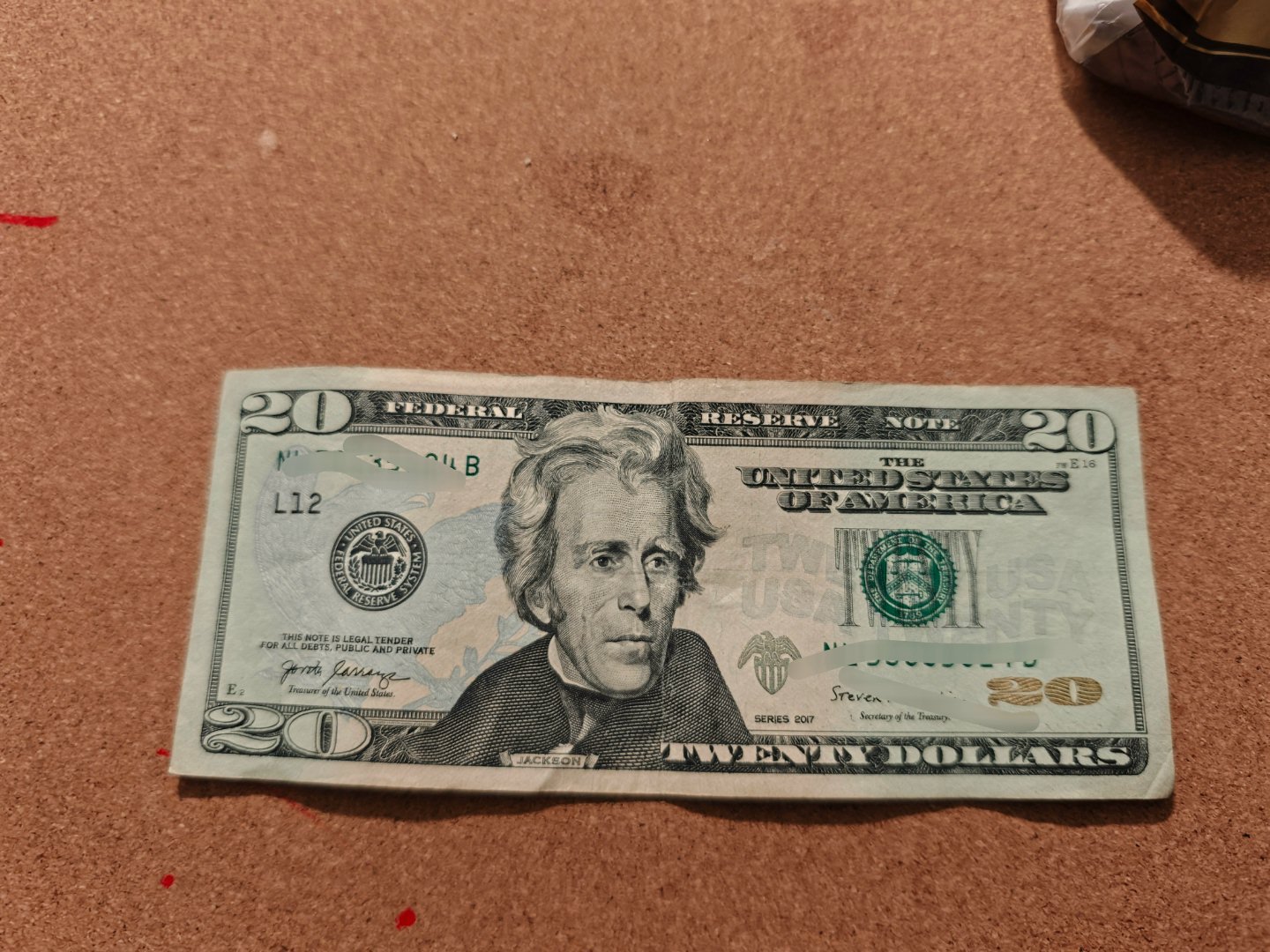 刚刚去首都机场送人，在地上捡了一张20刀。是不是说今年股价150港币？