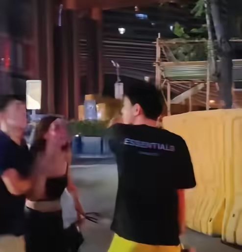 “朋友来了有好酒，豺狼来了有猎枪”！逛街排队，原本是件很正常的事，按规矩来，一点