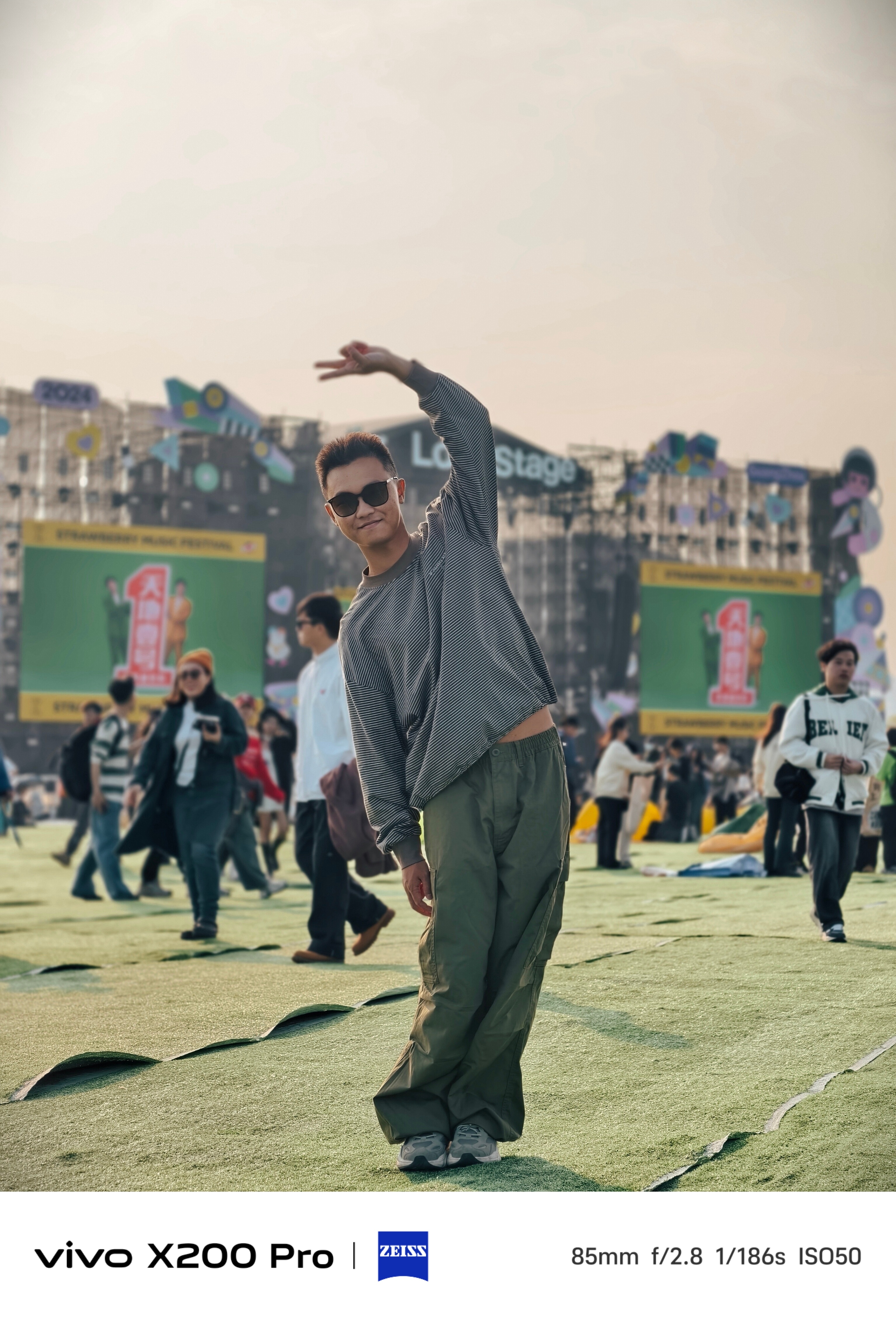 赶场草莓音乐节🍓还是喜欢热带阳光音乐！蓝厂这个AI路人一键消除好用得很[goo