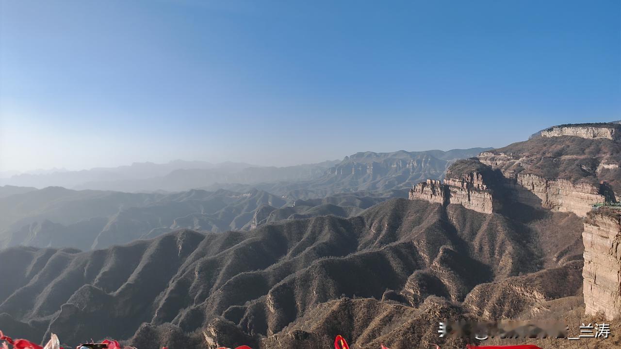 故人加一笔，便成了敌人，那一横，似无情利刃，斩断往昔温情，将亲密化为疏离，让回忆