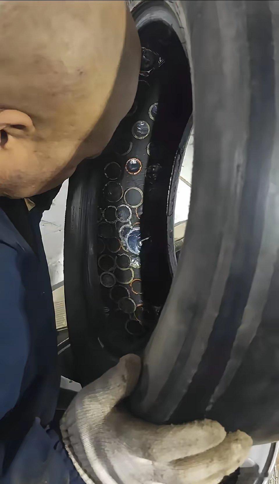 今天碰到一个狠人，自从买车后居然跑了 19 万公里都没换过轮胎。我都纳闷他年检咋
