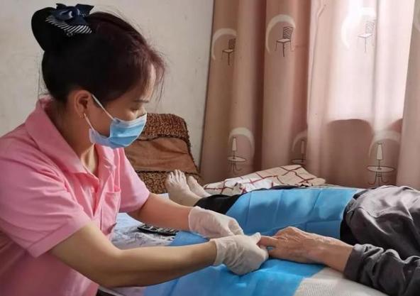 养老院 69 岁老太半夜哭喊下身疼，护工骂她 "老不正经"，喂了片止疼药锁门就走