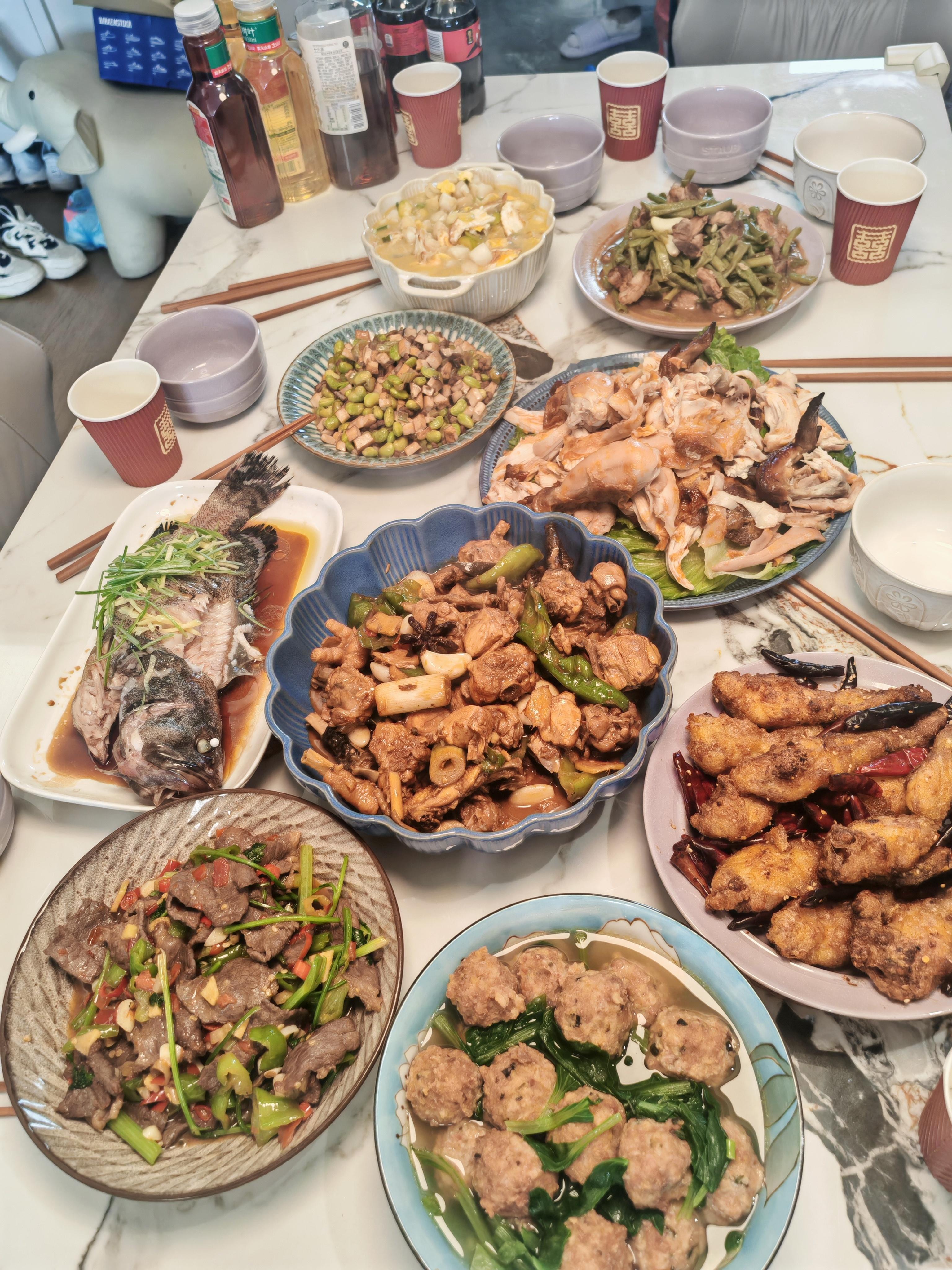 今天七夕，还是家里两个亲同一天生日，中午在家烧菜，给宝贝布置了生日场景，超爱的波