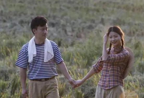 1972年，21岁的知青李文忠，救起一名11岁的落水女孩，当女孩醒来睁开眼睛看到