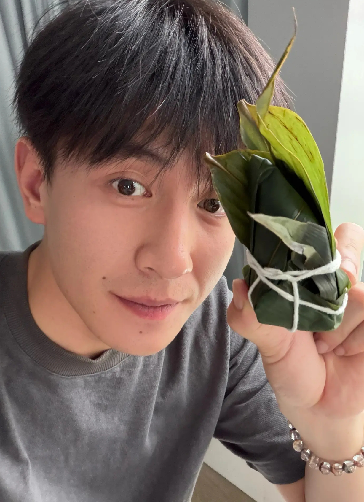 当你来自南方的老公发来明信片（ps 旭旭是带上了水晶手串吗） 