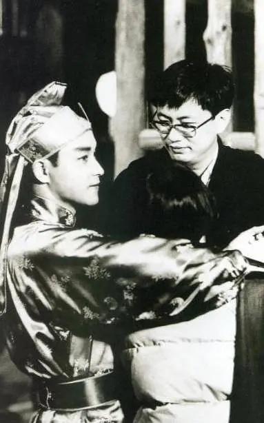 1992年，王家卫与张国荣，一张罕见的合影，这张黑白照片拍摄于陕西榆林，《东成西