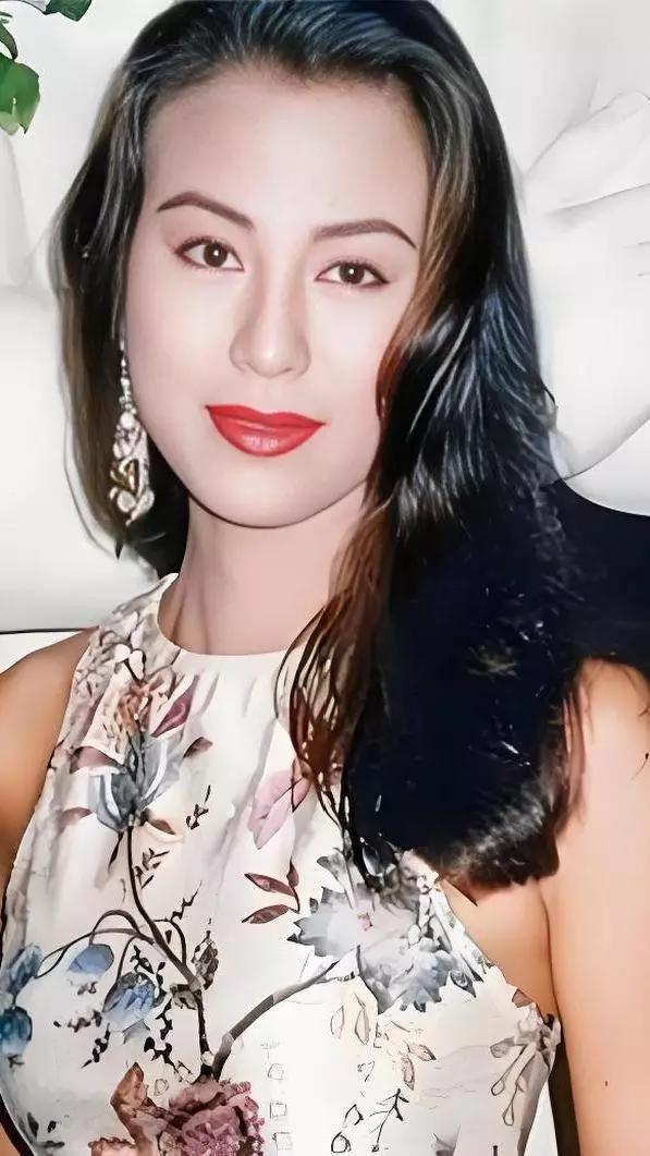 漂亮女子上班第一天就被老板叫去发奖金，结果老板一进门就把门销上，老板给出两个选择