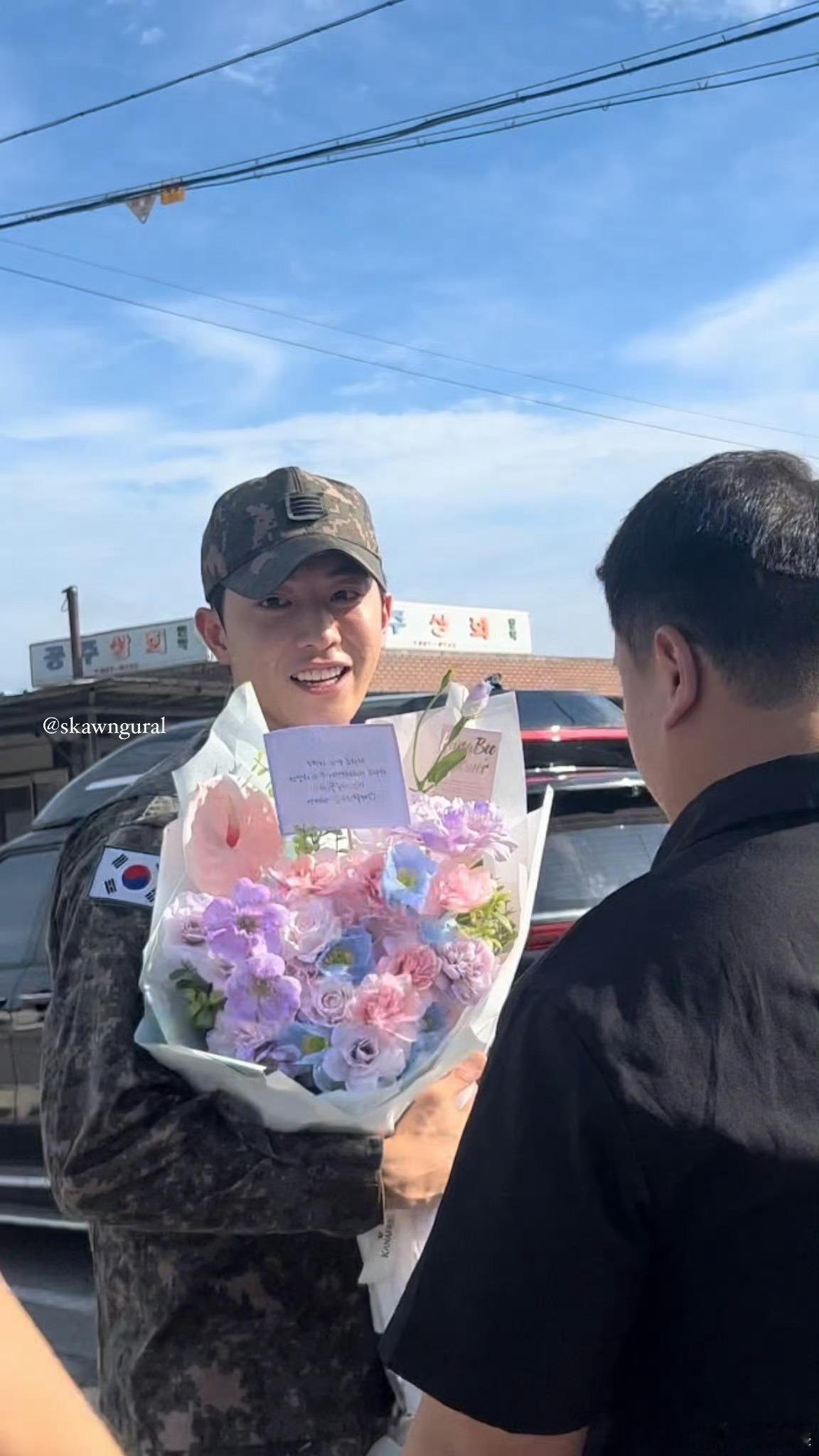 #南柱赫退伍现场图##南柱赫退伍现场#南柱赫退伍现场，终于结束啦快拍韩剧吧，[打