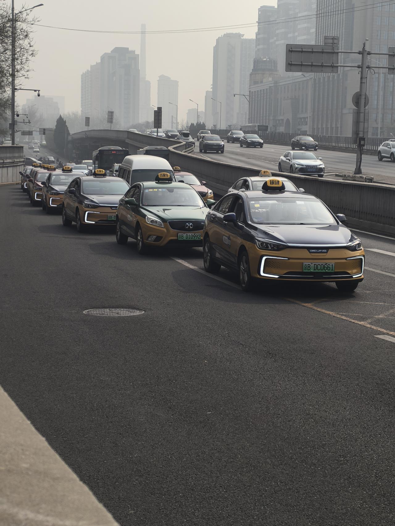 今年春天最想实现的心愿好久没看到出租车排队候客的场景了！