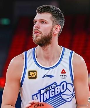 广东队终于迎来好消息！杜锋盼星星盼月亮等着大外援拉科塞维奇，而今天拉科塞维奇终于