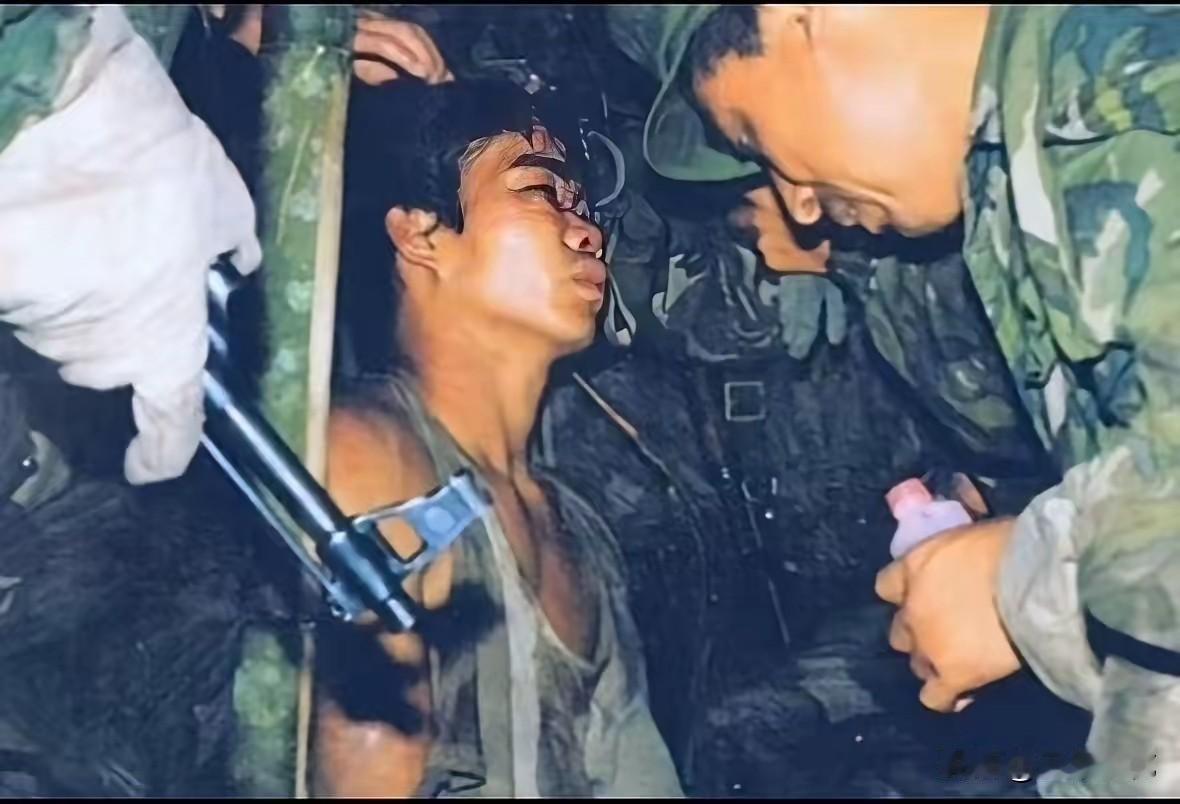 一等功臣孟宪伟，17岁深入敌军后方侦察敌情，被敌人匕首戳穿胸腔，忍住剧痛，黑暗中
