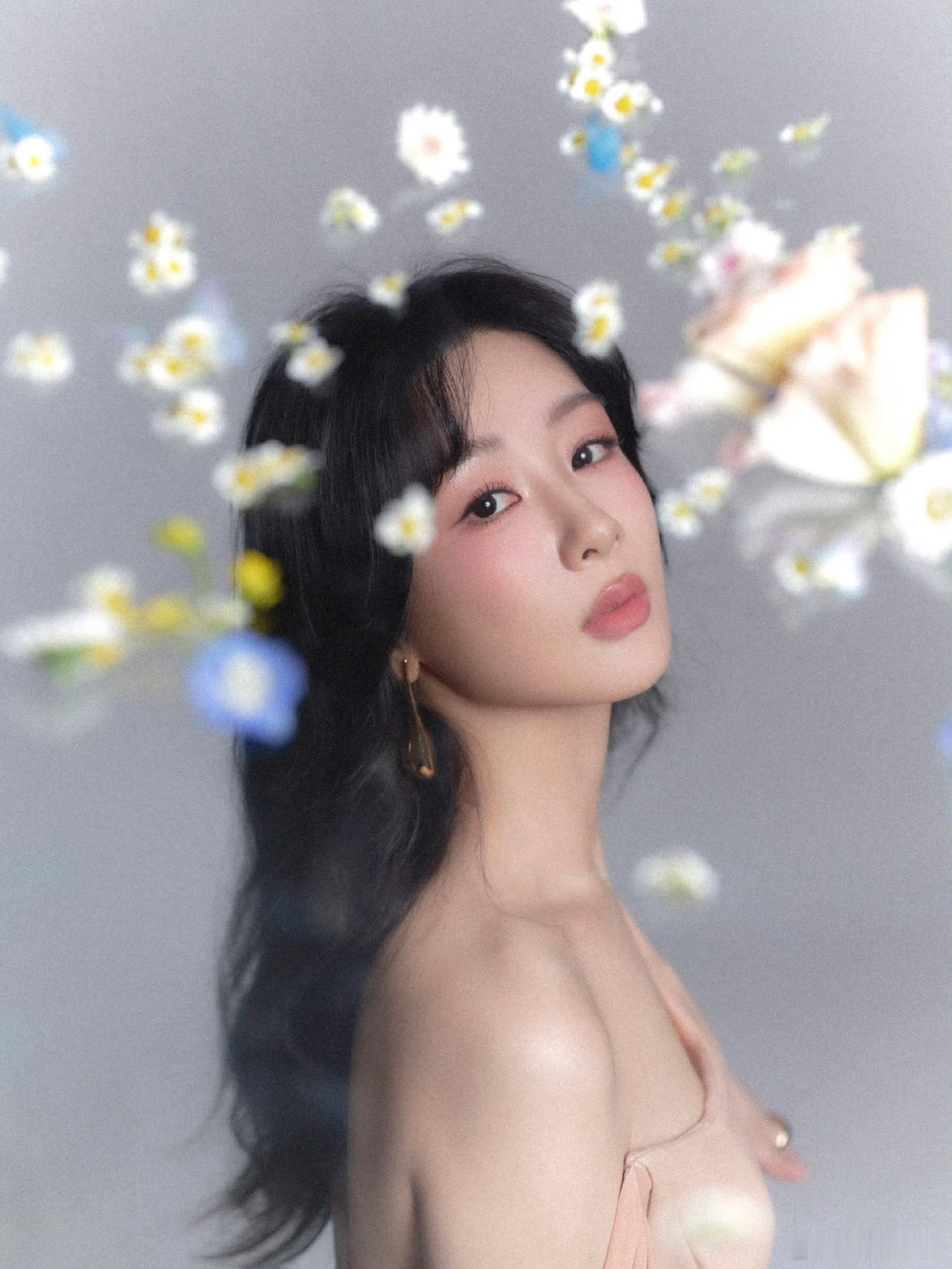 杨紫每天给我们一个惊喜，好温暖的花仙子，摄影师加鸡腿，这个抓拍也太牛了吧！ ​​