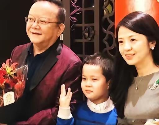 2006年，58岁的王刚三婚娶了小他20岁的郑艳东。新婚之夜，王刚对郑艳东说：“