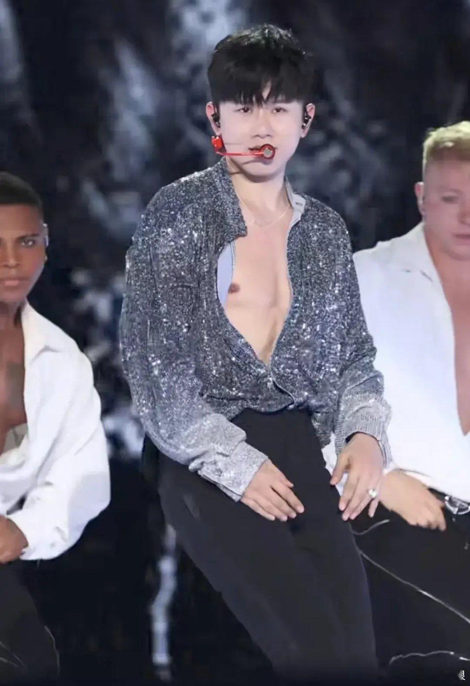 张杰演唱会敞开领子想秀身材，网友热评“杰哥你认真唱歌，看腹肌我另有人选”，“本可